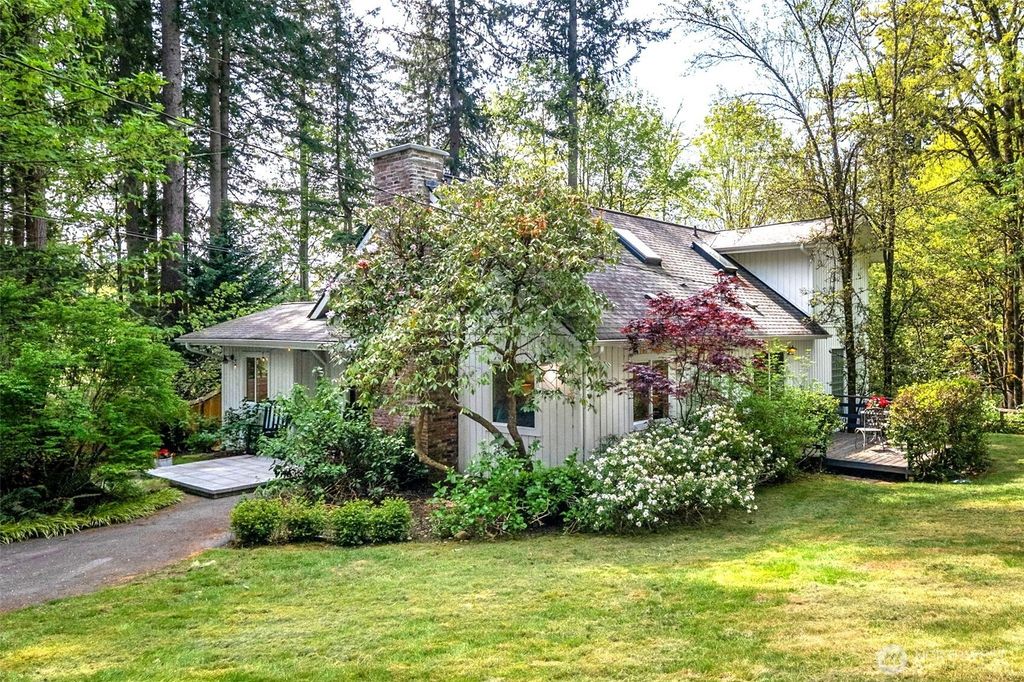 Photo of 15715 249 Avenue SE, Issaquah, WA 98027 (MLS # 2512137)