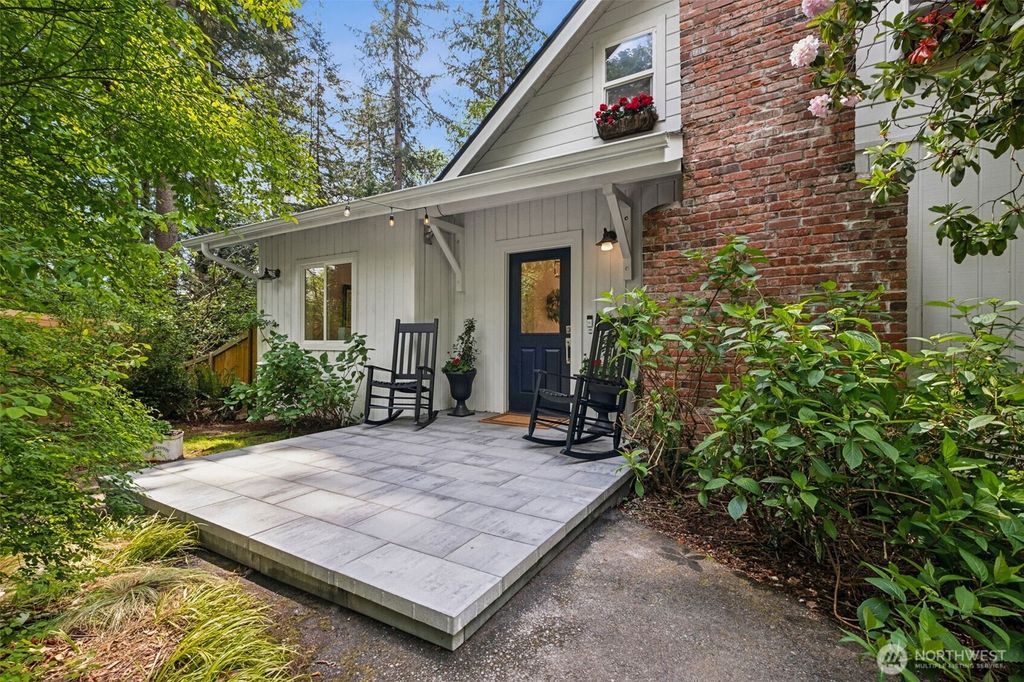 Photo of 15715 249 Avenue SE, Issaquah, WA 98027 (MLS # 2512137)