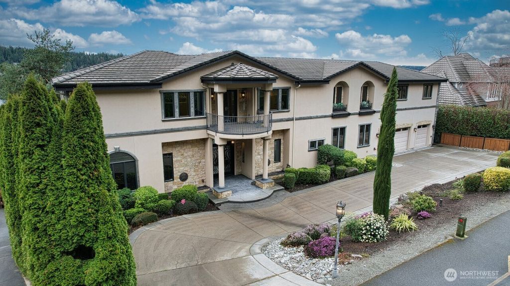 Photo of 2837 E Lake Sammamish Parkway NE, Sammamish, WA 98074 (MLS # 2407057)