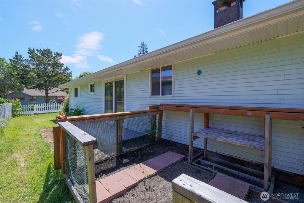Photo of 220 Grand Army Street, Westport, WA 98595 (MLS # 2526605)