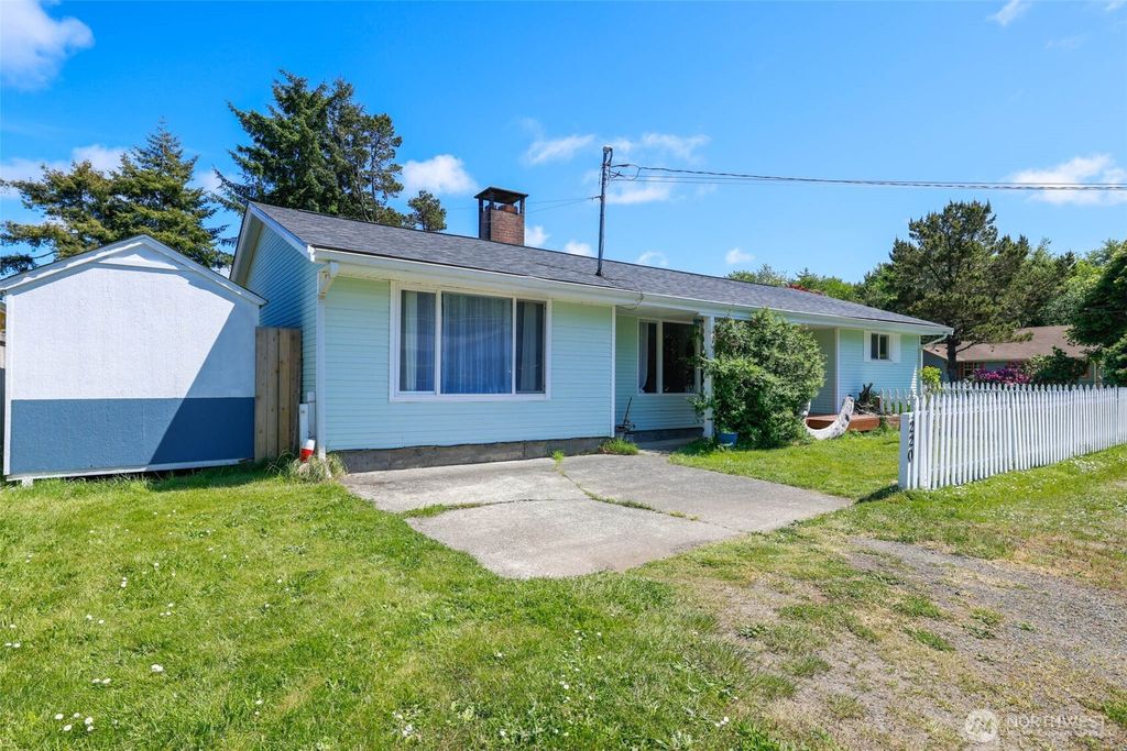 Photo of 220 Grand Army Street, Westport, WA 98595 (MLS # 2526605)
