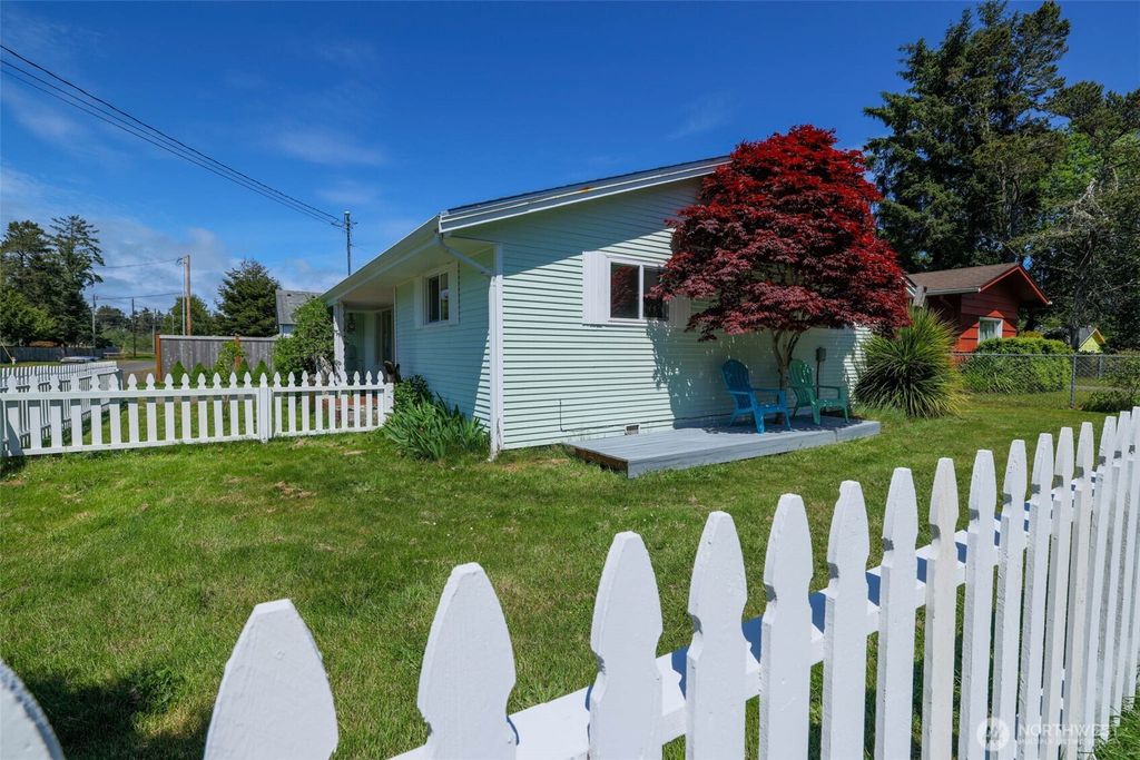 Photo of 220 Grand Army Street, Westport, WA 98595 (MLS # 2526605)