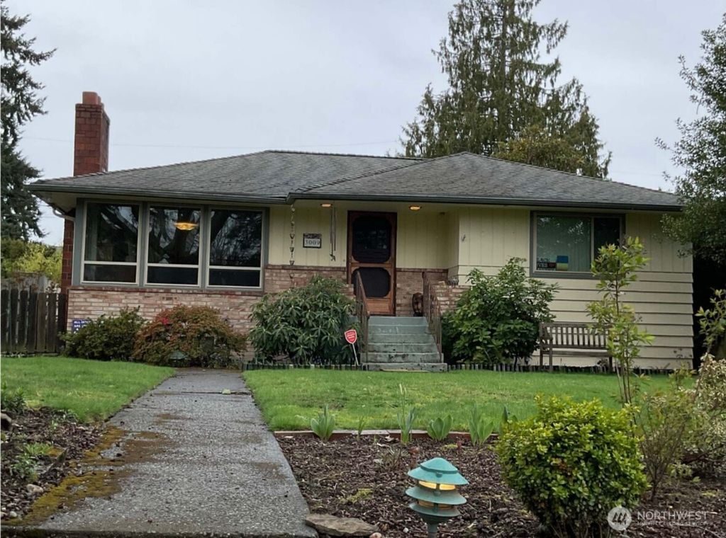 Photo of 3009 Fairmount Avenue SW, Seattle, WA 98116 (MLS # 2386681)