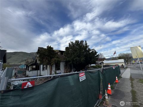 Photo of 418 E Woodin Avenue, Chelan, WA 98816 (MLS # 2511570)