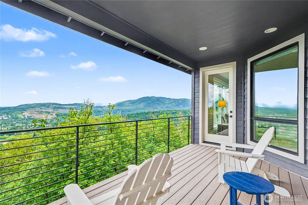 Photo of 510 Viewcrest Drive NW, Issaquah, WA 98027 (MLS # 2558544)