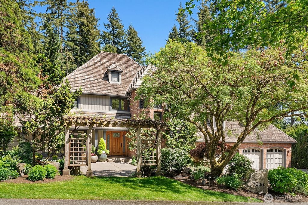 Photo of 3240 126th Avenue NE, Bellevue, WA 98005 (MLS # 2517820)