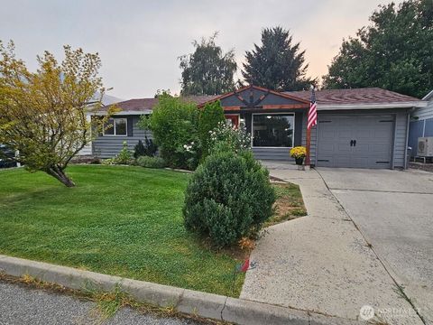Photo of 708 Cherry Court, Wenatchee, WA 98801 (MLS # 2430735)