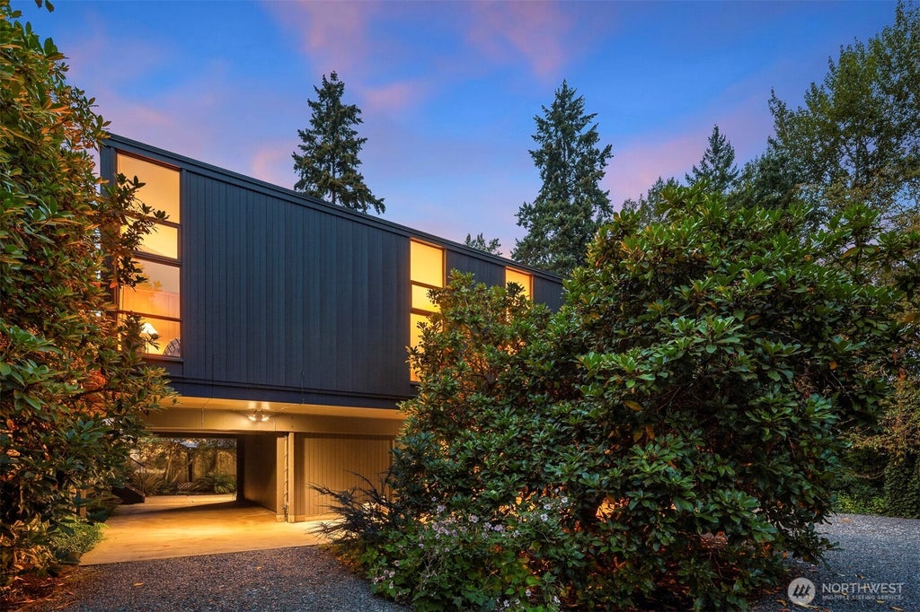 Photo of 220 130th Avenue SE, Bellevue, WA 98005 (MLS # 2583314)