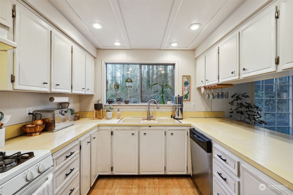 Photo of 17009 17th Avenue W, Lynnwood, WA 98037 (MLS # 2321336)