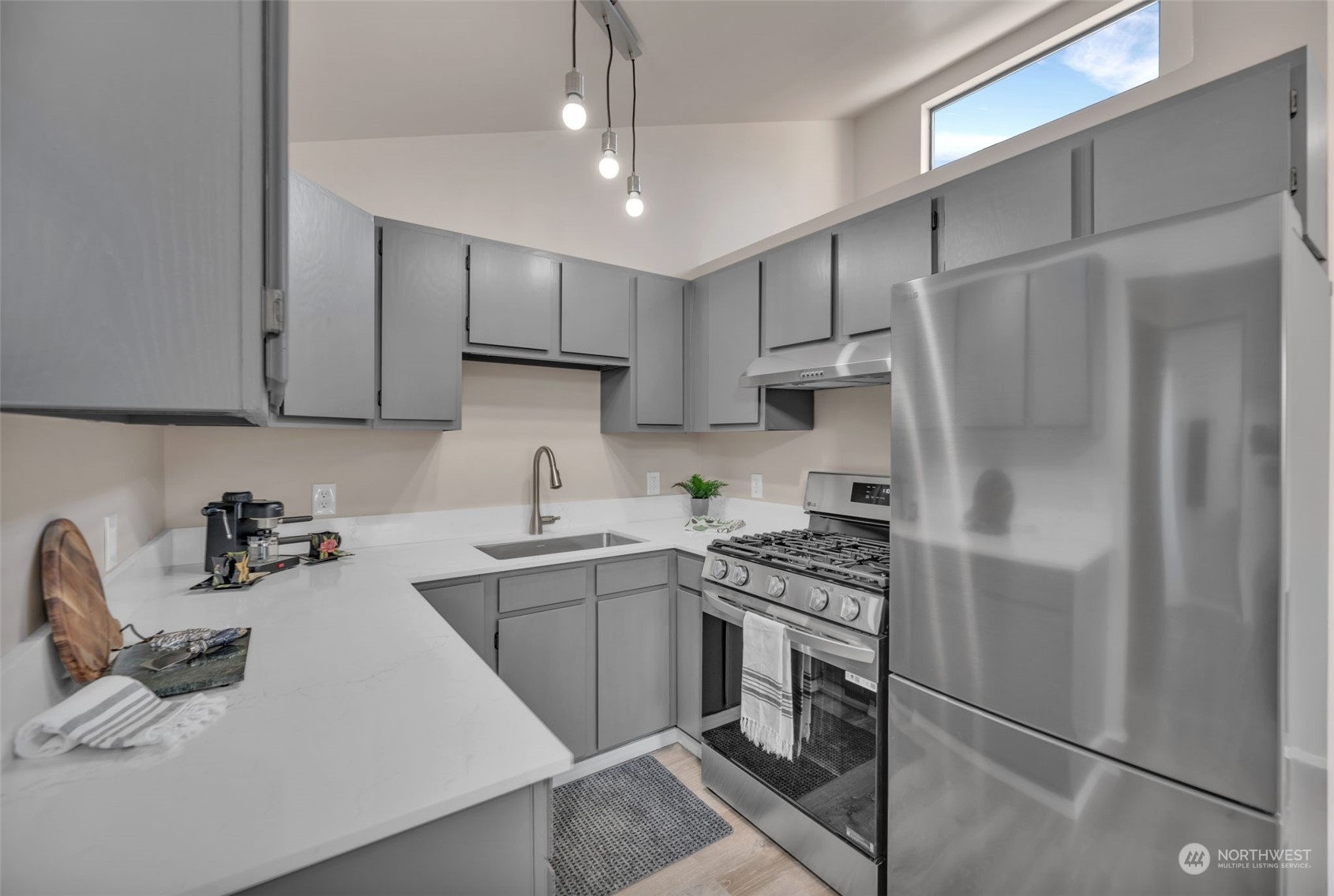 Seattle, Washington 98106, United States, 2 Bedrooms Bedrooms, ,2 BathroomsBathrooms,Residential,Pending,11574