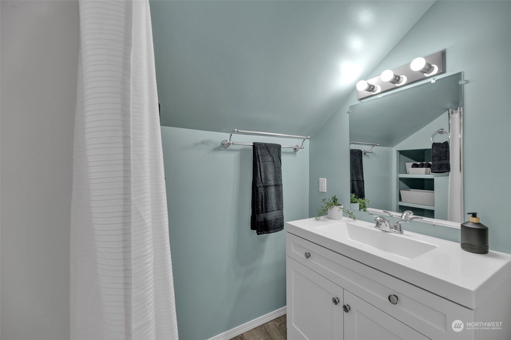 Seattle, Washington 98106, United States, 2 Bedrooms Bedrooms, ,2 BathroomsBathrooms,Residential,Pending,11574