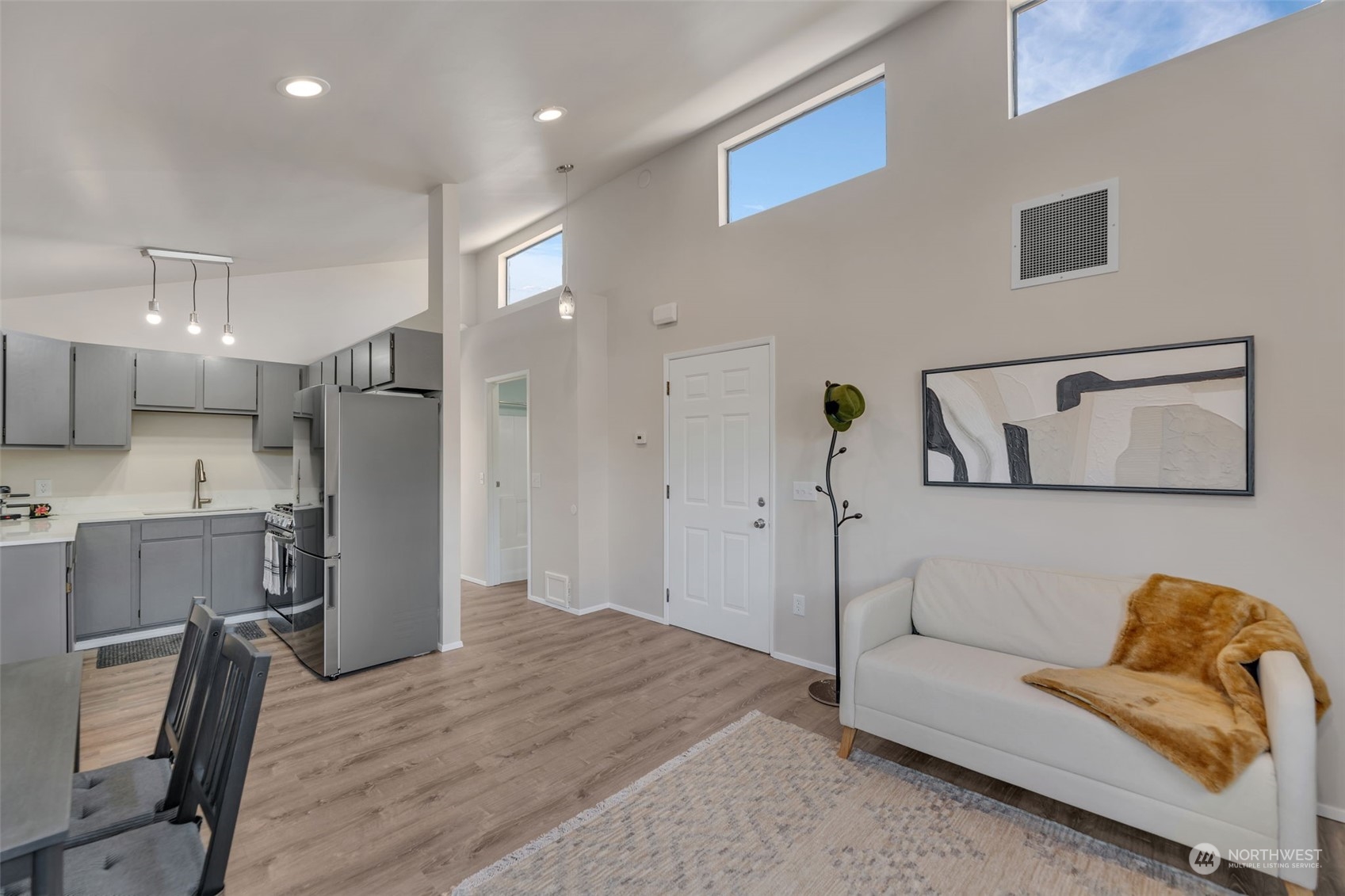 Seattle, Washington 98106, United States, 2 Bedrooms Bedrooms, ,2 BathroomsBathrooms,Residential,Pending,11574