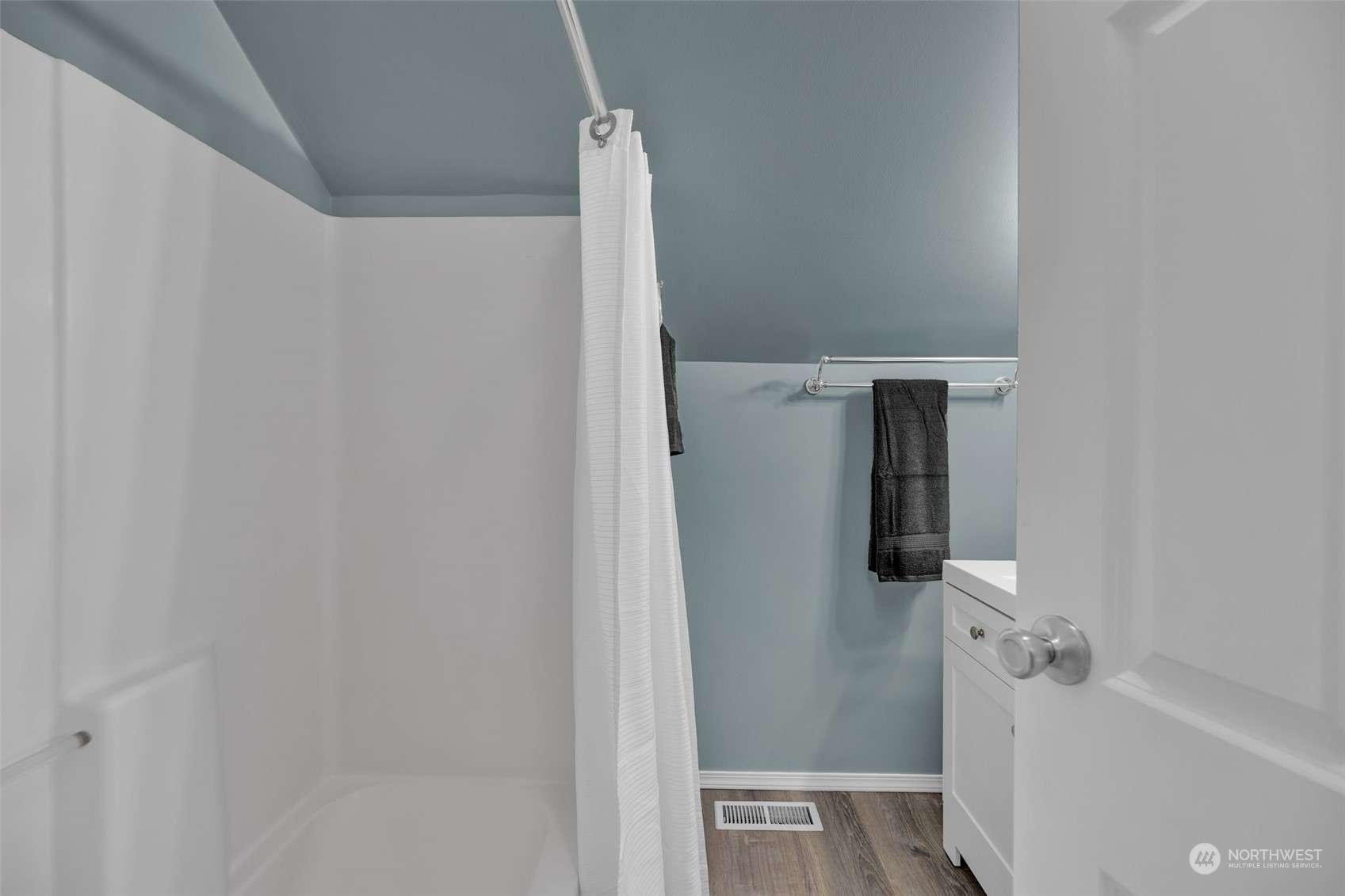 Seattle, Washington 98106, United States, 2 Bedrooms Bedrooms, ,2 BathroomsBathrooms,Residential,Pending,11574