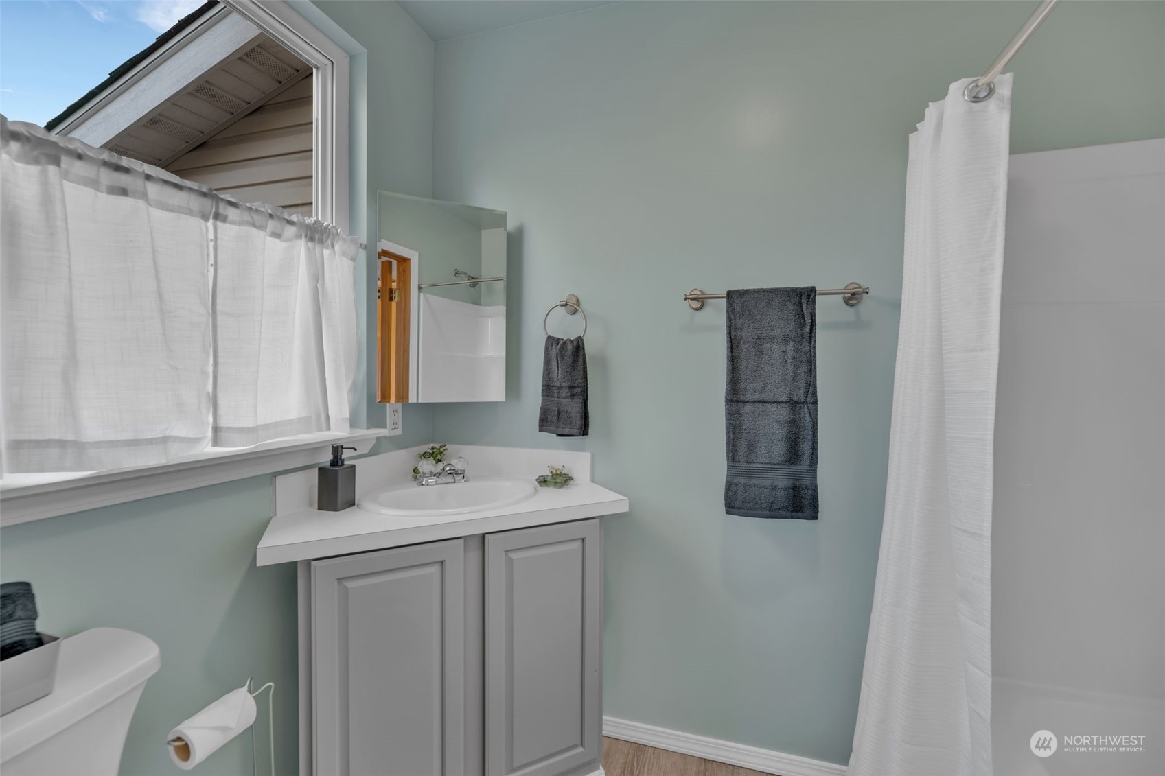 Seattle, Washington 98106, United States, 2 Bedrooms Bedrooms, ,2 BathroomsBathrooms,Residential,Pending,11574