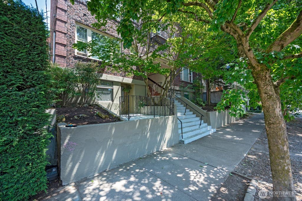 Photo of 1716 Boylston Avenue, Seattle, WA 98112 (MLS # 2558190)