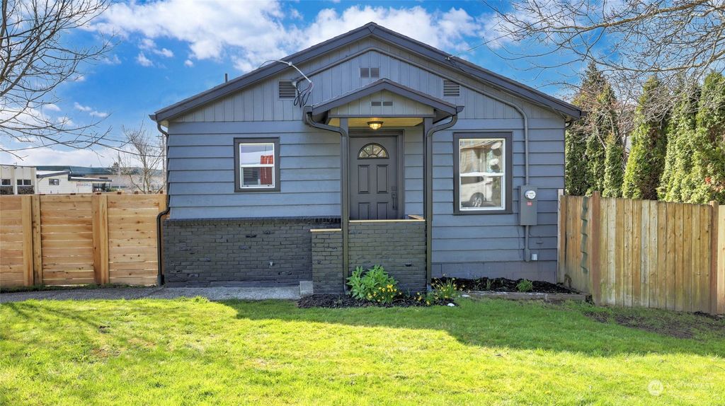 Photo of 1009 SW 149th Street, Burien, WA 98166 (MLS # 2055687)