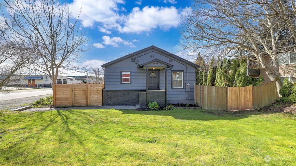 Photo of 1009 SW 149th Street, Burien, WA 98166 (MLS # 2055687)