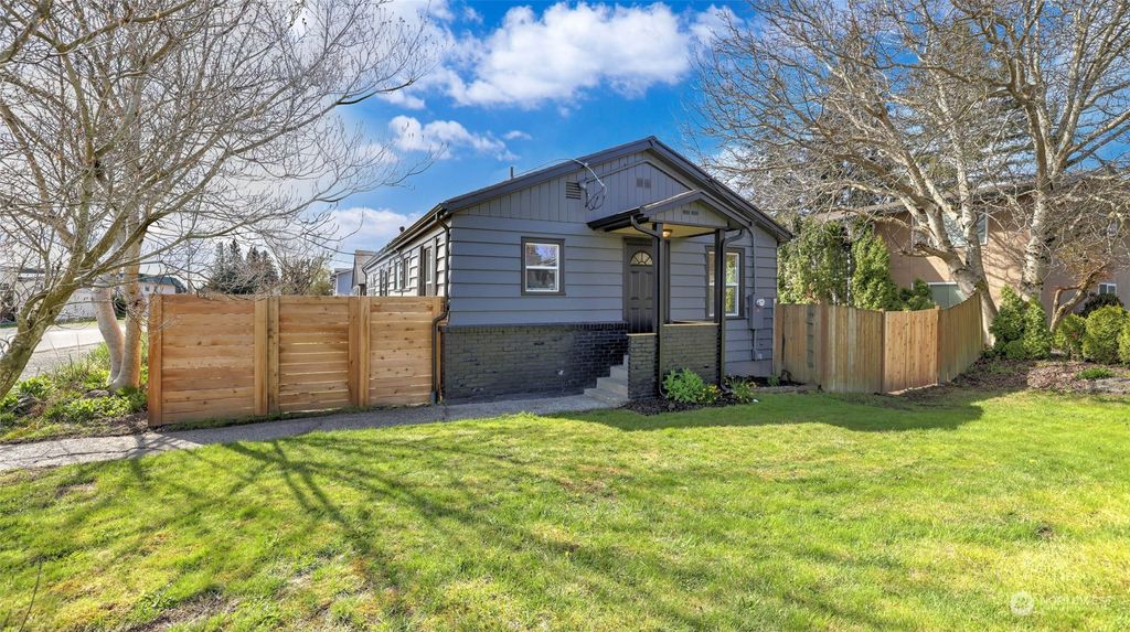 Photo of 1009 SW 149th Street, Burien, WA 98166 (MLS # 2055687)