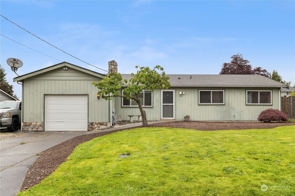 Photo of 2118 S 253rd Street, Des Moines, WA 98198 (MLS # 2243015)