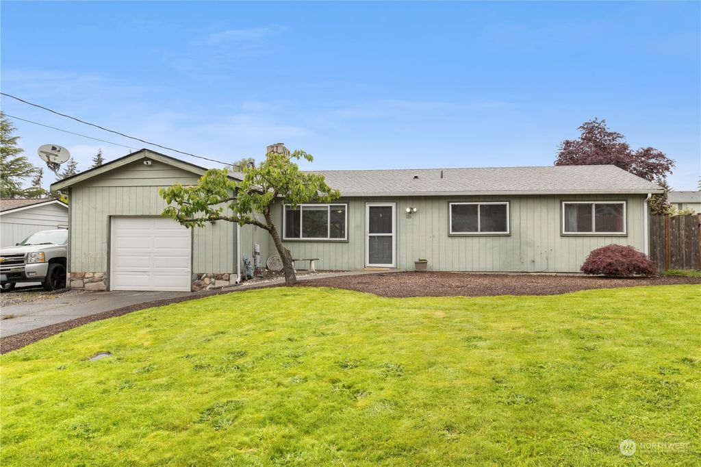 Photo of 2118 S 253rd Street, Des Moines, WA 98198 (MLS # 2243015)