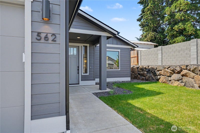 562 S Oasis Loop