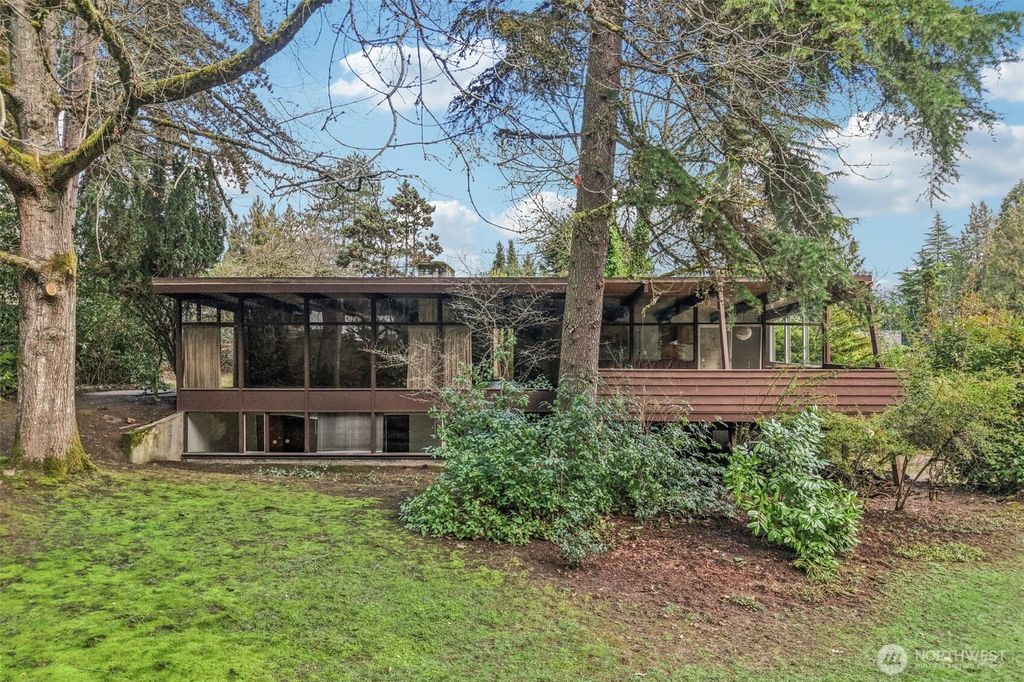 Photo of 7832 NE 32nd Street, Medina, WA 98039 (MLS # 2474637)