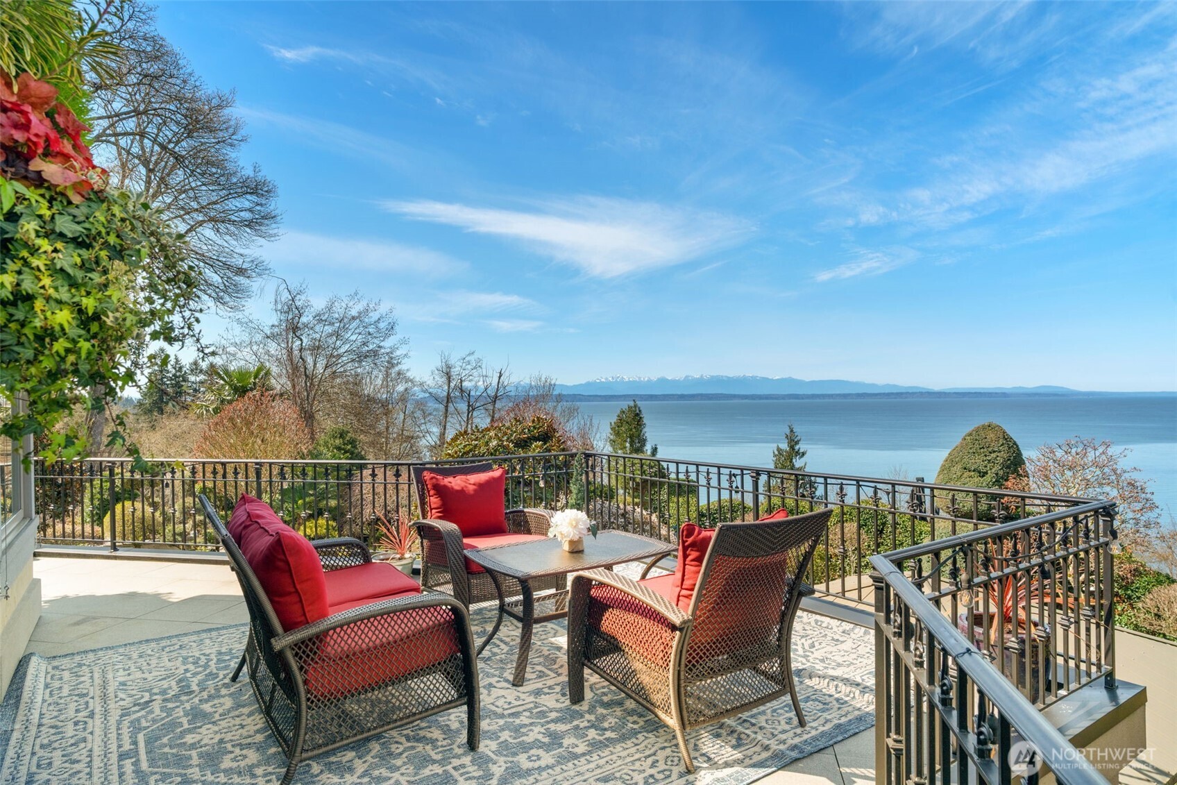 Edmonds, Washington, 98026, United States, 3 Bedrooms Bedrooms, ,4 BathroomsBathrooms,Residential,Active,2031409