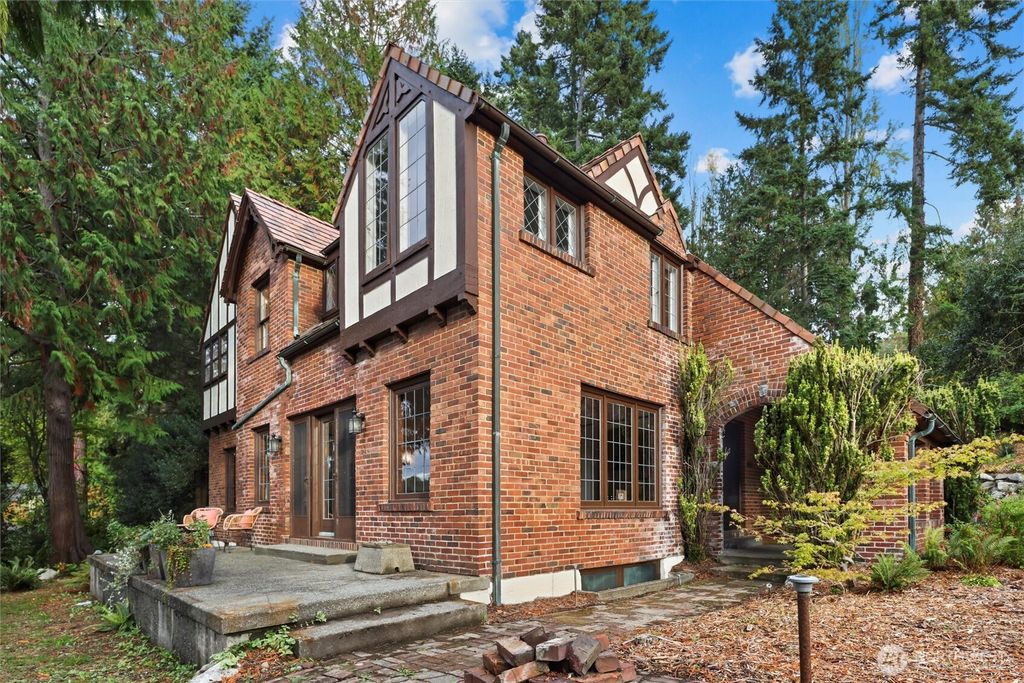 Photo of 16349 Maplewild Avenue SW, Burien, WA 98166 (MLS # 2445124)