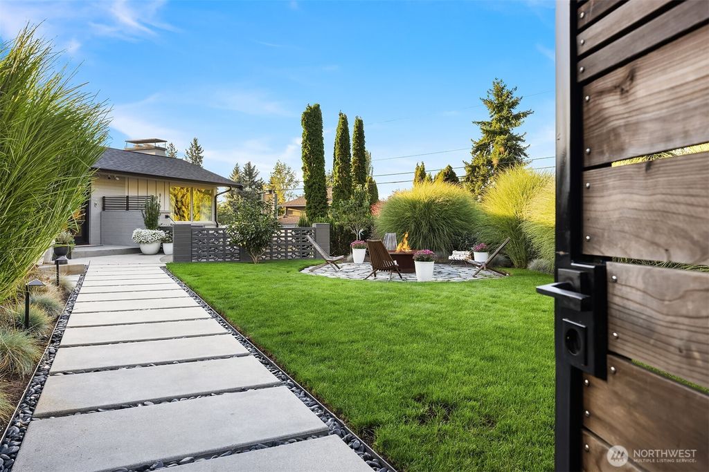Photo of 15925 70th Avenue NE, Kenmore, WA 98028 (MLS # 2431592)