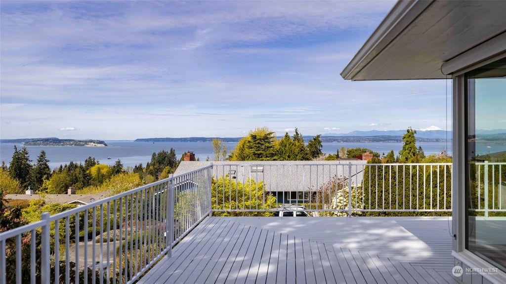 Photo of 2714 Saratoga Lane, Everett, WA 98203 (MLS # 2221777)