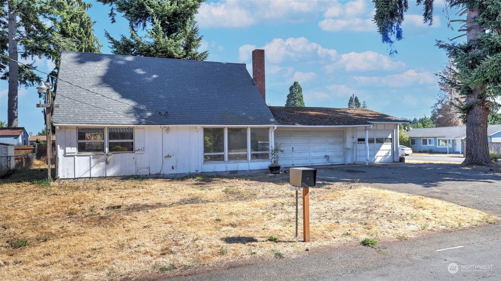Photo of 1816 S 259th Street, Des Moines, WA 98198 (MLS # 2146695)