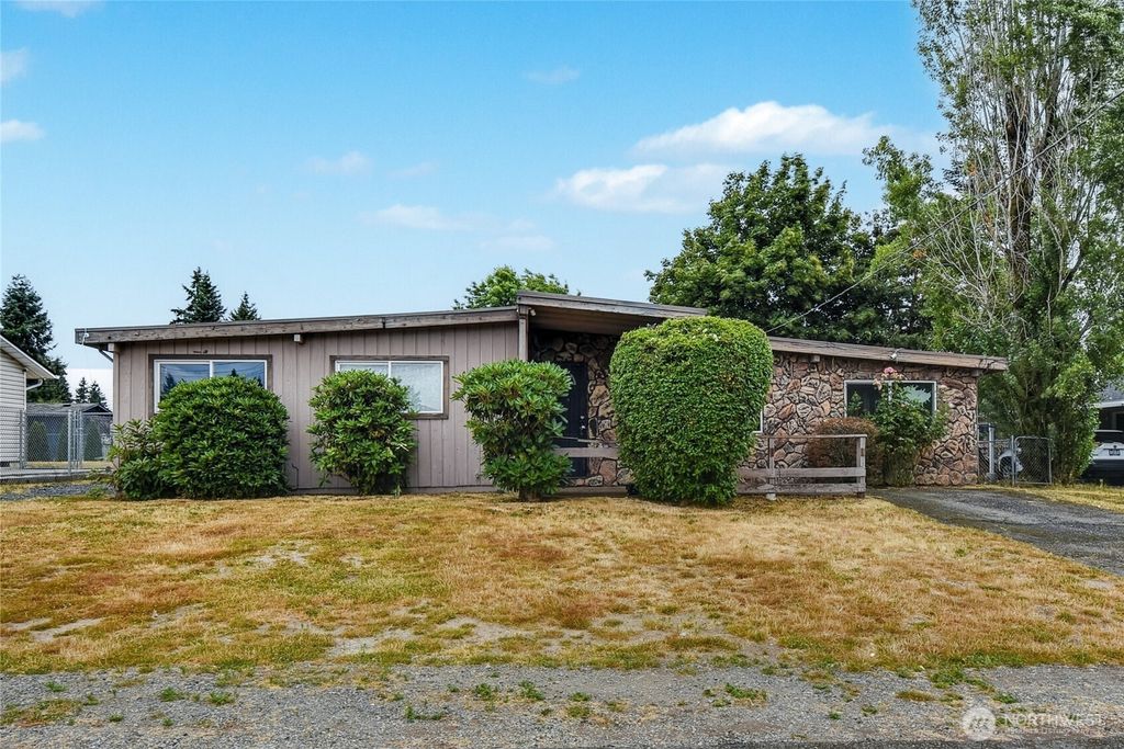 Photo of 11846 SE 170th Place, Renton, WA 98058 (MLS # 2406126)