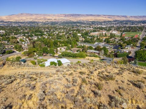 Photo of 1 NNA Skyline Drive, Wenatchee, WA 98801 (MLS # 2457437)