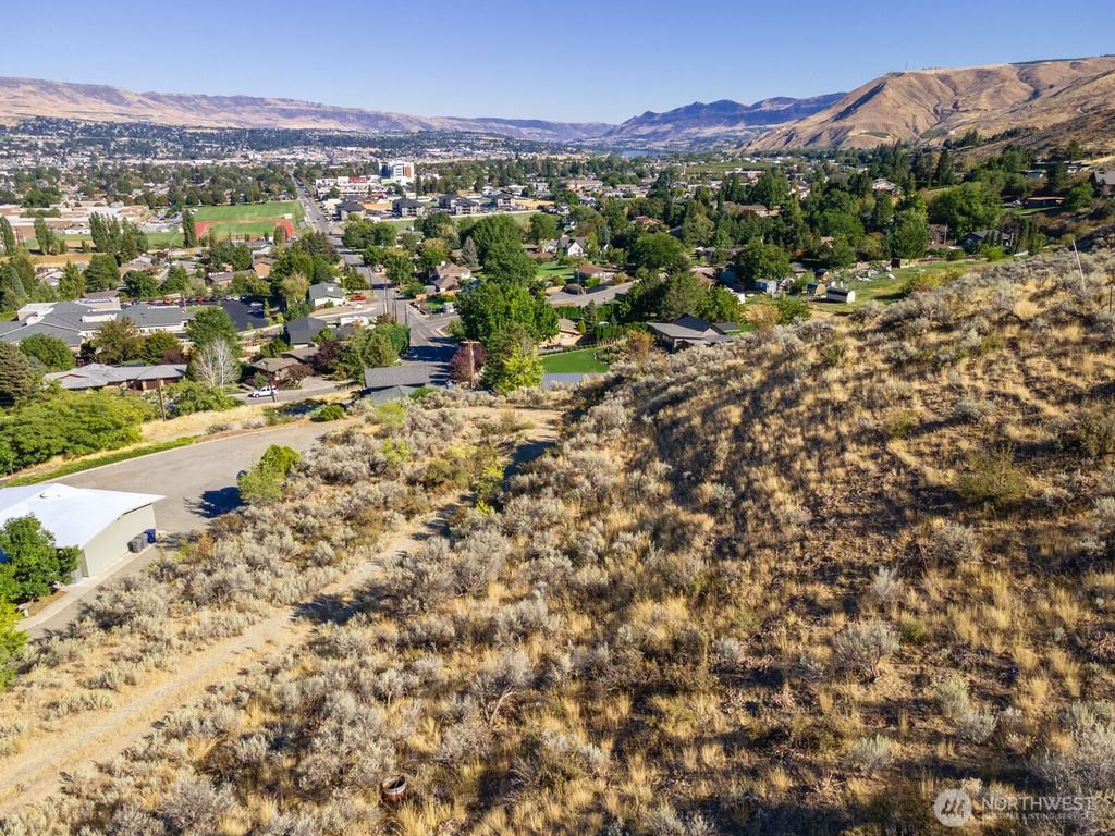 Photo of 1 NNA Skyline Drive, Wenatchee, WA 98801 (MLS # 2457437)