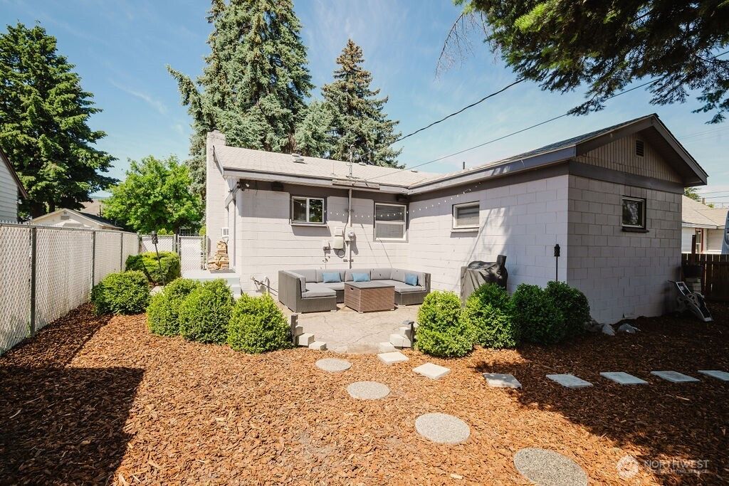 Photo of 241 N Garfield Street, Wenatchee, WA 98801 (MLS # 2530864)