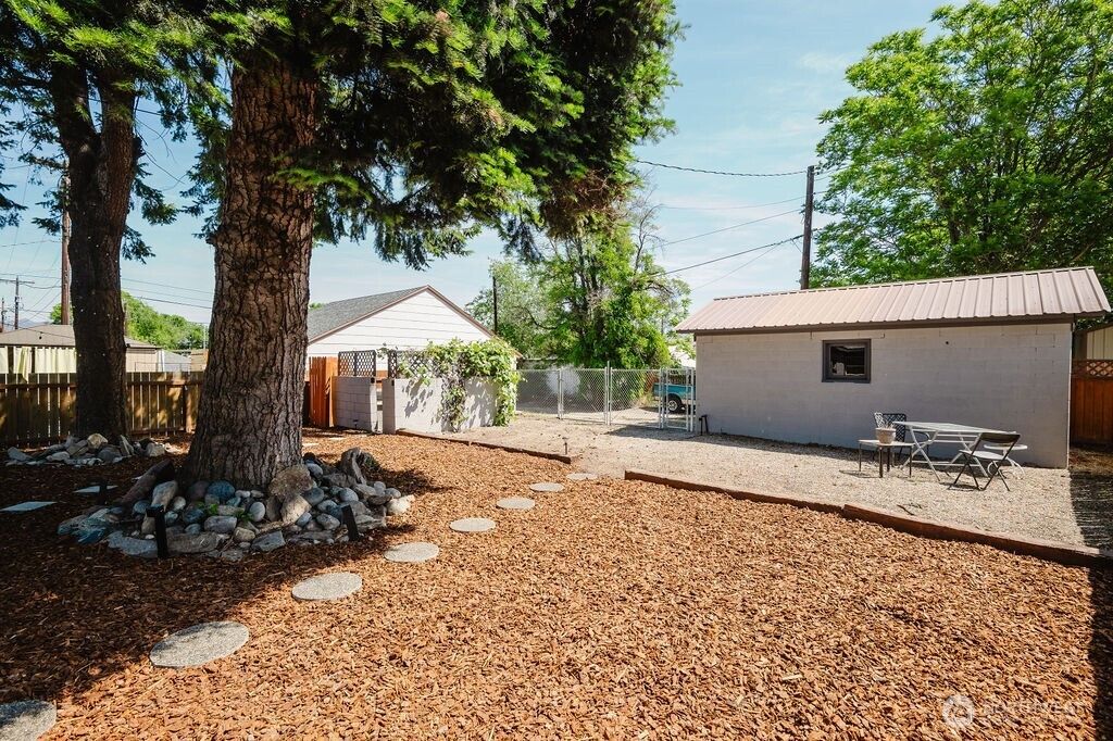 Photo of 241 N Garfield Street, Wenatchee, WA 98801 (MLS # 2530864)