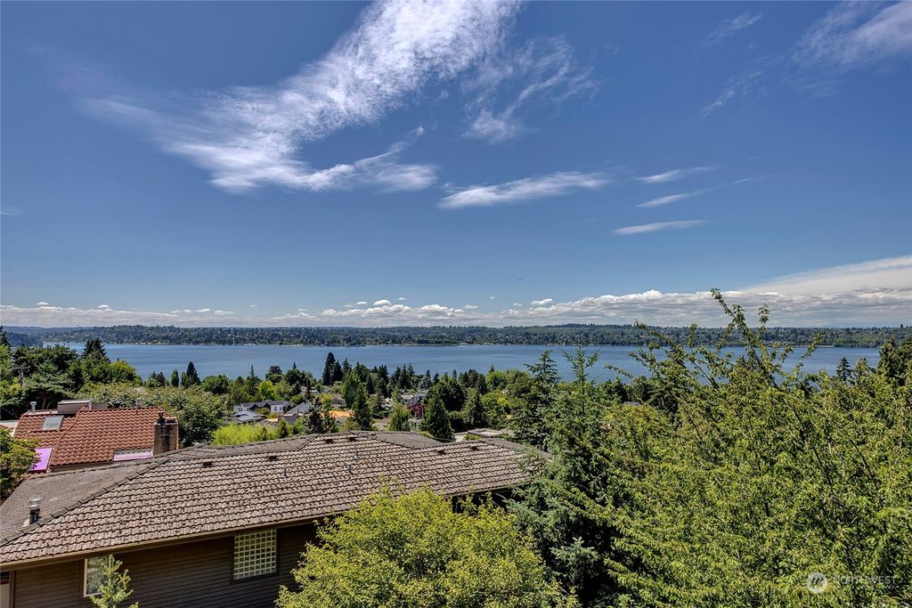 Photo of 2737 68th Avenue SE, Mercer Island, WA 98040 (MLS # 2267106)