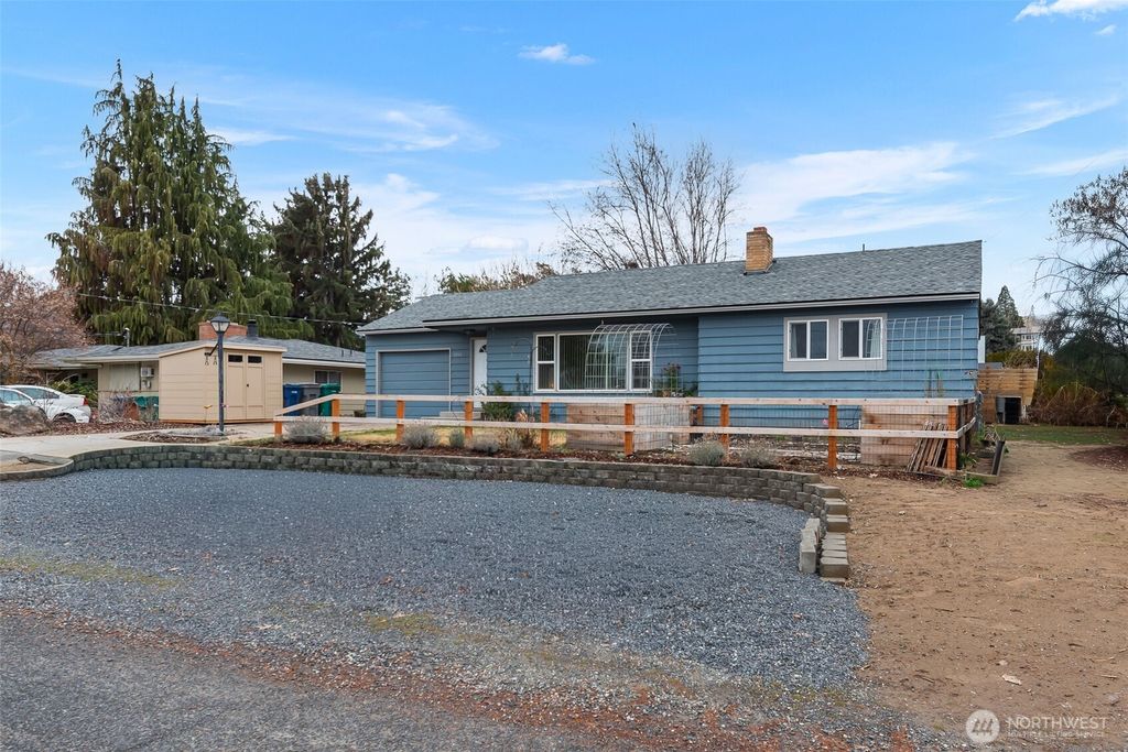Photo of 1914 Harbel Street, Wenatchee, WA 98801 (MLS # 2479055)