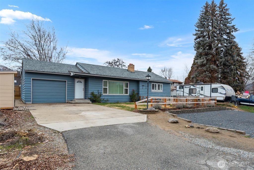 Photo of 1914 Harbel Street, Wenatchee, WA 98801 (MLS # 2479055)