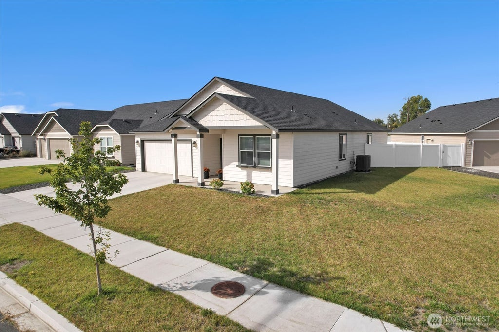 Photo of 4212 W Bufflehead Blvd BLVD, Moses Lake, WA 98837 (MLS # 2586910)