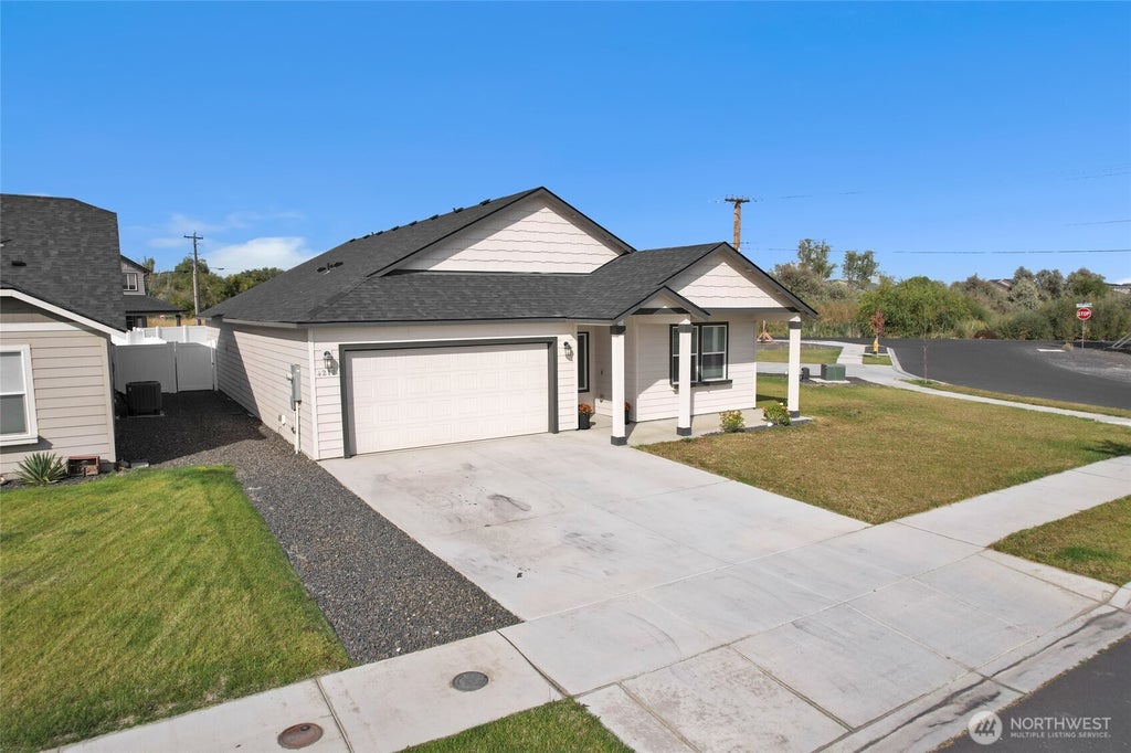 Photo of 4212 W Bufflehead Blvd BLVD, Moses Lake, WA 98837 (MLS # 2586910)