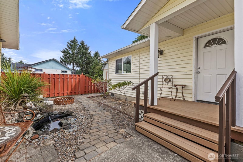 526 Sunset Avenue NE