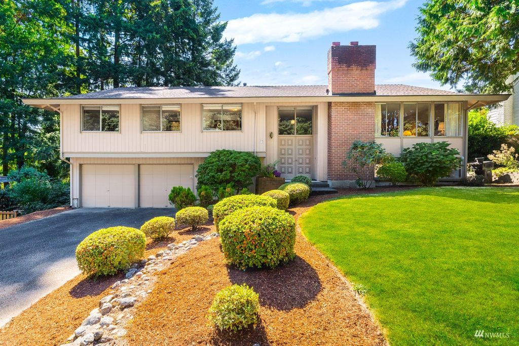 Photo of 15303 NE 68th Street, Redmond, WA 98052 (MLS # 1983885)