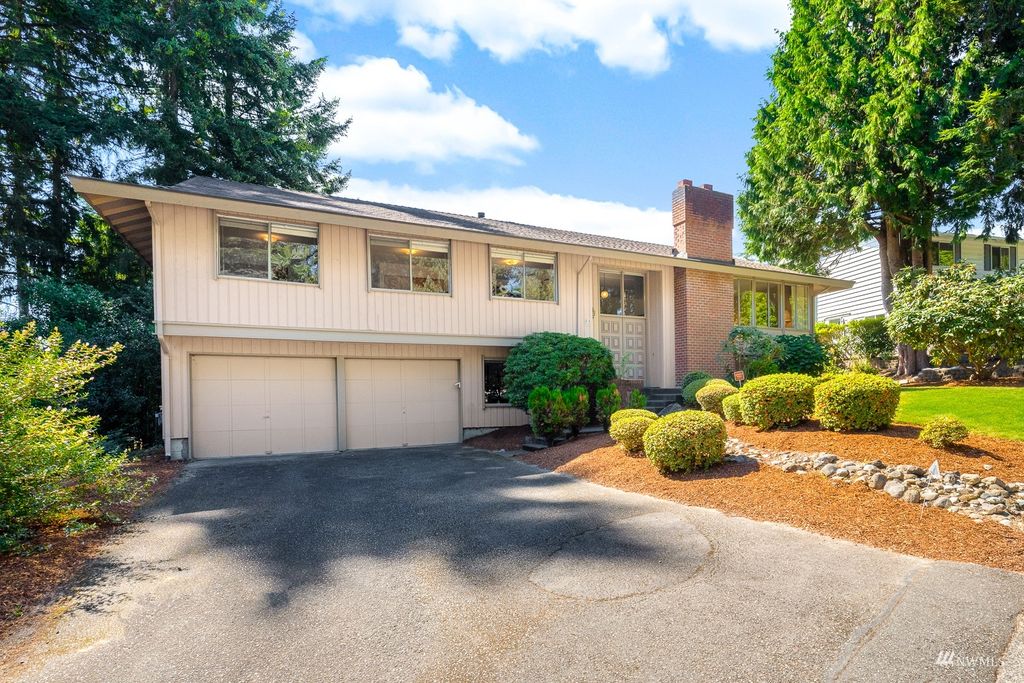 Photo of 15303 NE 68th Street, Redmond, WA 98052 (MLS # 1983885)