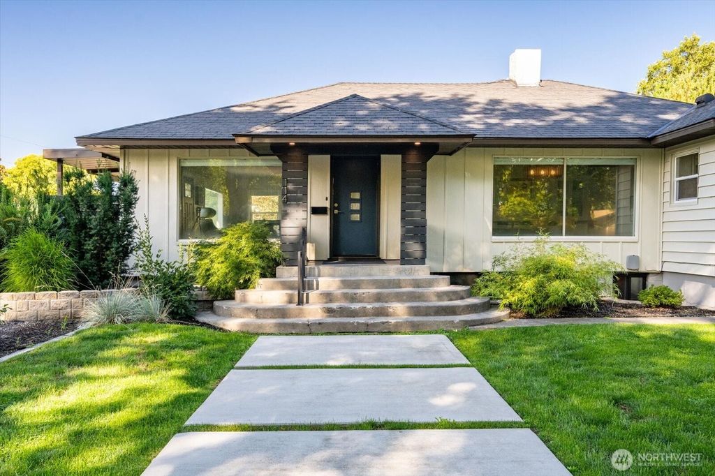 Photo of 114 S Madison Street, Walla Walla, WA 99362 (MLS # 2484177)