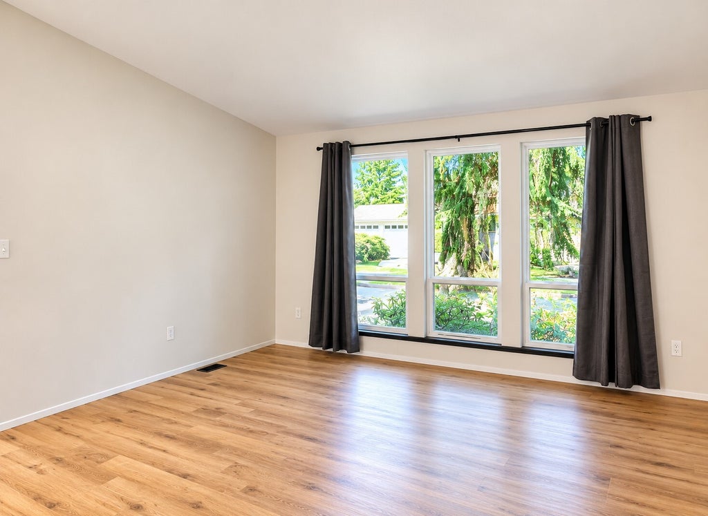 Photo of 10251 NE 118th Place, Kirkland, WA 98034 (MLS # 2599418)