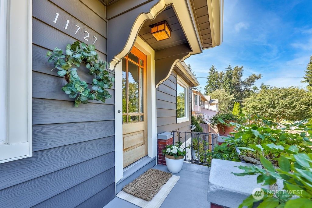 Photo of 11727 26th Avenue NE, Seattle, WA 98125 (MLS # 2151835)