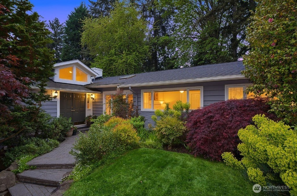 Photo of 2647 80th Avenue NE, Medina, WA 98039 (MLS # 2589042)