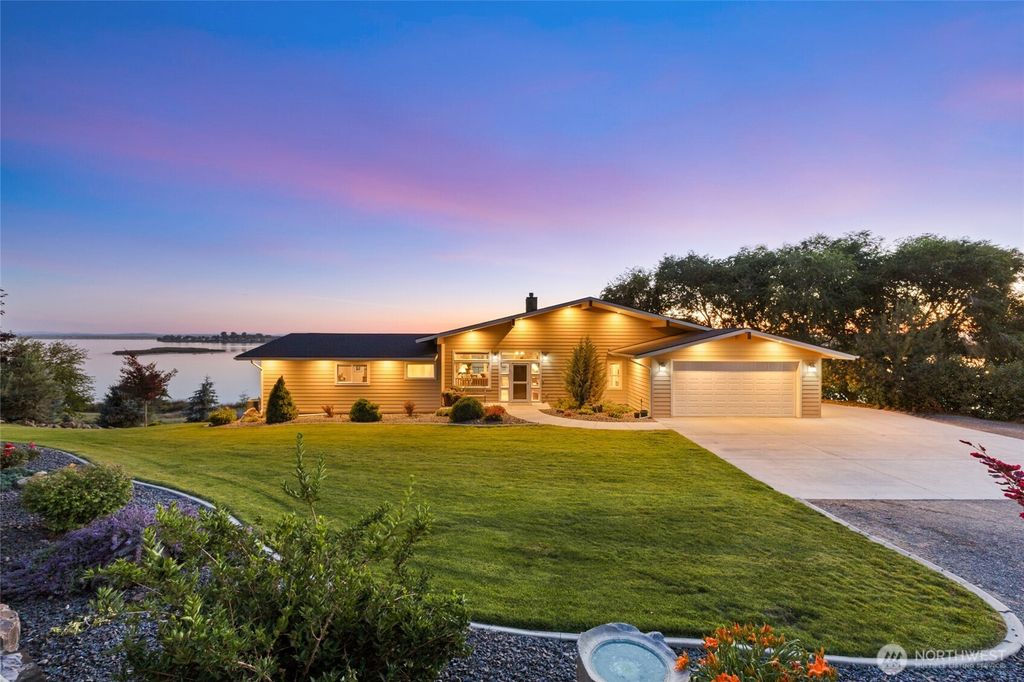 Photo of 576 NE Easy Street, Moses Lake, WA 98837 (MLS # 2469751)