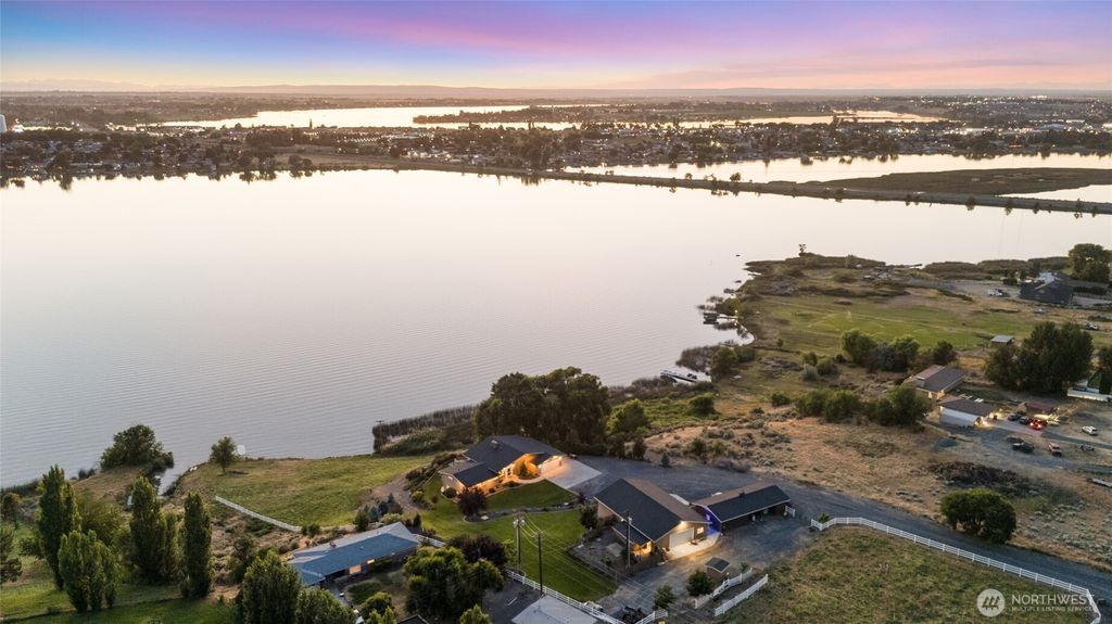 Photo of 576 NE Easy Street, Moses Lake, WA 98837 (MLS # 2469751)